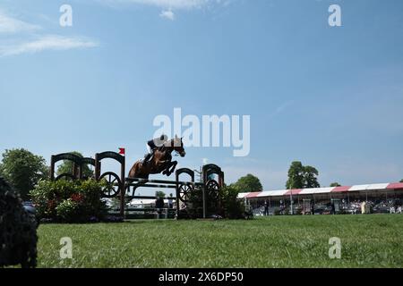 Louise Harwood di Gran Bretagna con spirito nativo durante il salto di qualità a Badminton Horse Trials il 12 maggio 2024, Badminton Estate, Regno Unito (foto di Maxime David - MXIMD Pictures) Foto Stock