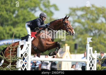 Louise Harwood di Gran Bretagna con spirito nativo durante il salto di qualità a Badminton Horse Trials il 12 maggio 2024, Badminton Estate, Regno Unito (foto di Maxime David - MXIMD Pictures) Foto Stock