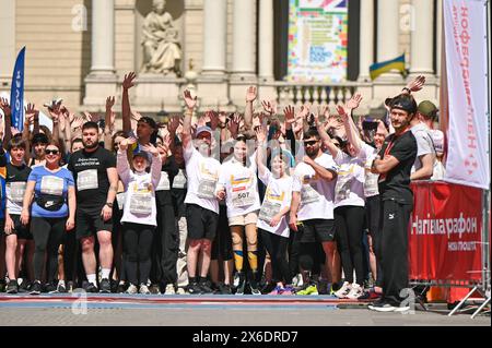 Non esclusiva: LEOPOLI, UCRAINA - 12 MAGGIO 2024 - i concorrenti soggiornano alla linea di partenza durante la fermata Don&#x92;t! Mezza maratona, Leopoli, Ucraina occidentale. Il Foto Stock