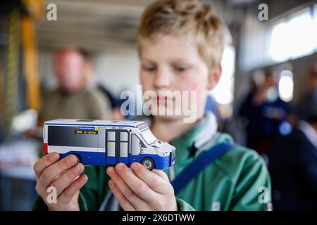 Cracovia, Polonia. 13 maggio 2024. Un ragazzo possiede un modello di autobus pubblico mentre Cracovia introduce un nuovo autobus a idrogeno Mercedes-Benz eCitaro Fuel Cell nei suoi trasporti pubblici alla conferenza stampa. Il nuovo autobus alimentato a idrogeno si unirà alla flotta di Cracovia su una linea di autobus regolare. L'autobus viene trasportato da una stazione mobile. Cracovia prevede di far crescere la flotta di idrogeno. (Foto di Dominika Zarzycka/SOPA Images/Sipa USA) credito: SIPA USA/Alamy Live News Foto Stock