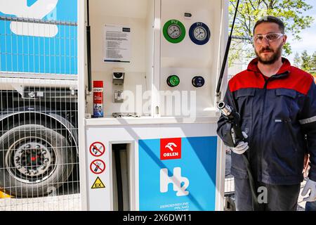 Cracovia, Polonia. 13 maggio 2024. Un ingegnere alimenta un autobus a idrogeno durante una conferenza stampa mentre Cracovia introduce un nuovo autobus a idrogeno Mercedes-Benz eCitaro Fuel Cell nel suo trasporto pubblico. Il nuovo autobus alimentato a idrogeno si unirà alla flotta di Cracovia su una linea di autobus regolare. L'autobus viene trasportato da una stazione mobile. Cracovia prevede di far crescere la flotta di idrogeno. (Foto di Dominika Zarzycka/SOPA Images/Sipa USA) credito: SIPA USA/Alamy Live News Foto Stock