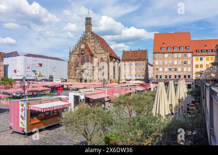 Piazza Hauptmarkt, mercato settimanale, chiesa Frauenkirche Nürnberg, Norimberga Mittelfranken, Media Franconia Bayern, Baviera Germania Foto Stock
