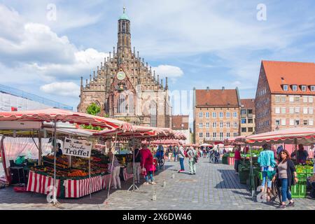 Piazza Hauptmarkt, mercato settimanale, chiesa Frauenkirche Nürnberg, Norimberga Mittelfranken, Media Franconia Bayern, Baviera Germania Foto Stock