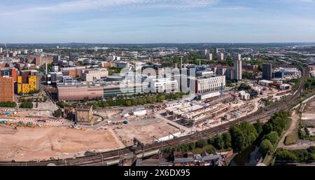 BIRMINGHAM, REGNO UNITO - 11 MAGGIO 2024. Una vista panoramica aerea dell'area di Curzon Street nel centro di Birmingham con gli edifici della Birmingham University e. Foto Stock