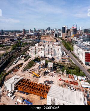 BIRMINGHAM, REGNO UNITO - 11 MAGGIO 2024. Una vista aerea vertorama dello skyline cittadino di Birmingham con il cantiere HS2 che corre accanto all'Università B. Foto Stock