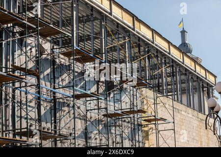 Nuova casa costruzione di una casa in blocco di cemento con tetto in legno a traliccio vista dall'esterno guardando dentro. Foto Stock