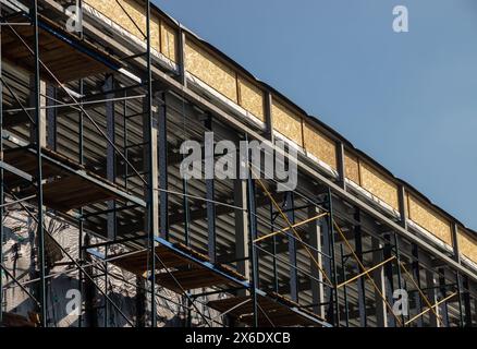 Nuova casa costruzione di una casa in blocco di cemento con tetto in legno a traliccio vista dall'esterno guardando dentro. Foto Stock