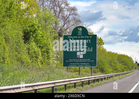 Newport, Galles, Regno Unito - 28 aprile 2024: Cartello benvenuto a Newport sull'autostrada M4 Foto Stock