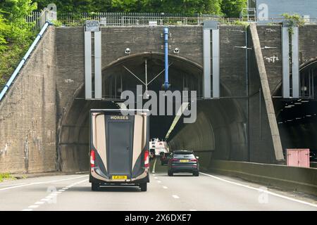 Newport, Galles, Regno Unito - 28 aprile 2024: Traffico che entra nel Brynglas Tunnel sulla carreggiata est dell'autostrada M4 a Newport Foto Stock