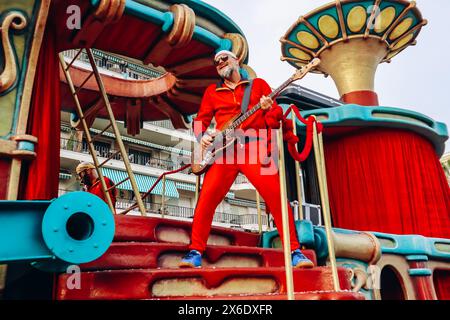 Mentone, Francia - 18 febbraio 2024: Apertura della "festa del limone" a Mentone e del famoso carnevale Foto Stock