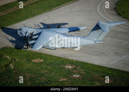 Campia Turzii, Romania. 14 maggio 2024. Un Airbus A400M si trova sull'asfalto durante l'esercitazione aerea Swift Response. La NATO descrive l'esercitazione come la più grande operazione aviotrasportata dalla seconda guerra mondiale. Lo scenario dell'esercitazione è la liberazione di un campo d'aviazione contro le forze nemiche. Crediti: Kay Nietfeld/dpa/Alamy Live News Foto Stock