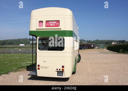 Un autobus scoperto d'epoca Southern Vectis chiamato The Old Girl viene utilizzato per una festa di nozze sull'isola di Wight Foto Stock