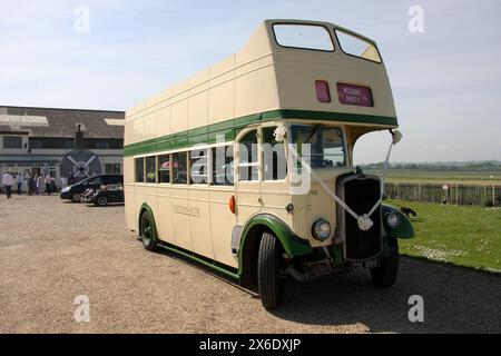 Un autobus scoperto d'epoca Southern Vectis chiamato The Old Girl viene utilizzato per una festa di nozze sull'isola di Wight Foto Stock