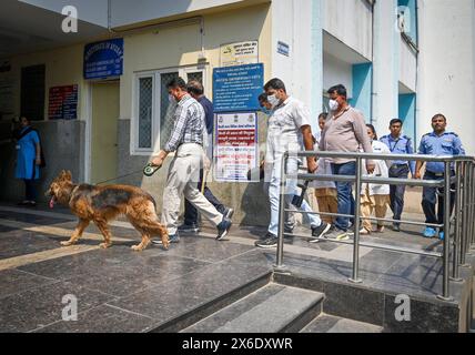 NUOVA DELHI, INDIA - 14 MAGGIO: Bomb Squad della polizia di Delhi effettua operazioni di ricerca all'interno del Deep Chand Bandhu Hospital come riferito dopo che una bomba è stata ricevuta nelle prime ore del mattino ad Ashok Vihar il 14 maggio 2024 a nuova Delhi, India. Quattro ospedali di Delhi, tra cui Deepchand Bandhu Hospital, Dada Dev Hospital, Hedgewar Hospital e Guru TEG Bahadur Hospital (GTB) Hospital, hanno ricevuto e-mail di allarme bomba martedì, due giorni dopo che messaggi simili sono stati inviati a 20 ospedali, l'aeroporto e l'ufficio del CPRO delle Ferrovie del Nord nella capitale, hanno detto i funzionari. Non c'è niente di sospetto Foto Stock