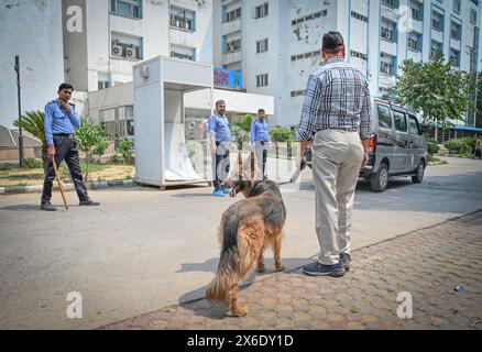 NUOVA DELHI, INDIA - 14 MAGGIO: Bomb Squad della polizia di Delhi effettua operazioni di ricerca all'interno del Deep Chand Bandhu Hospital come riferito dopo che una bomba è stata ricevuta nelle prime ore del mattino ad Ashok Vihar il 14 maggio 2024 a nuova Delhi, India. Quattro ospedali di Delhi, tra cui Deepchand Bandhu Hospital, Dada Dev Hospital, Hedgewar Hospital e Guru TEG Bahadur Hospital (GTB) Hospital, hanno ricevuto e-mail di allarme bomba martedì, due giorni dopo che messaggi simili sono stati inviati a 20 ospedali, l'aeroporto e l'ufficio del CPRO delle Ferrovie del Nord nella capitale, hanno detto i funzionari. Non c'è niente di sospetto Foto Stock