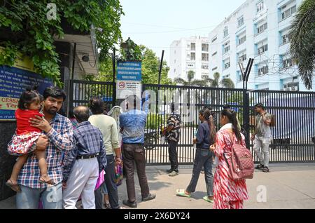 NUOVA DELHI, INDIA - 14 MAGGIO: Paziente visto riunito fuori dal Deep Chand Bandhu Hospital mentre la squadra bomba della polizia di Delhi effettua operazioni di ricerca, secondo quanto riferito, dopo che una bomba è stata ricevuta nelle prime ore del mattino ad Ashok Vihar il 14 maggio 2024 a nuova Delhi, India. Quattro ospedali di Delhi, tra cui Deepchand Bandhu Hospital, Dada Dev Hospital, Hedgewar Hospital e Guru TEG Bahadur Hospital (GTB) Hospital, hanno ricevuto e-mail di allarme bomba martedì, due giorni dopo che messaggi simili sono stati inviati a 20 ospedali, l'aeroporto e l'ufficio del CPRO delle Ferrovie del Nord nella capitale, hanno detto i funzionari. Foto Stock