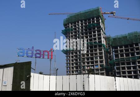 Mumbai, India. 14 maggio 2024. Il logo di Adani si trova vicino a un cantiere edile a Mumbai. Il gruppo Adani è una delle più grandi multinazionali dell'India con un portafoglio commerciale diversificato. (Foto di Ashish Vaishnav/SOPA Images/Sipa USA) credito: SIPA USA/Alamy Live News Foto Stock