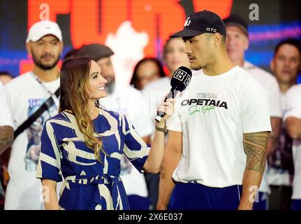 Presentatore Ali Drew e Jai Opetaia durante i grandi arrivi cerimoniali al Boulevard City Music World, Riyadh, Arabia Saudita. Sabato 18 maggio si svolgerà la lotta per il titolo IBF, WBA, WBC e WBO tra Tyson Fury e Oleksandr Usyk. Data foto: Martedì 14 maggio 2024. Foto Stock