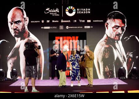 Presentatore Ali Drew con i promotori Frank Warren (a destra) e Bob Arum durante i grandi arrivi cerimoniali al Boulevard City Music World, Riyadh, Arabia Saudita. Sabato 18 maggio si svolgerà la lotta per il titolo IBF, WBA, WBC e WBO tra Tyson Fury e Oleksandr Usyk. Data foto: Martedì 14 maggio 2024. Foto Stock