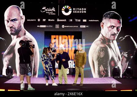 Presentatore Ali Drew con i promotori Frank Warren (a destra) e Bob Arum durante i grandi arrivi cerimoniali al Boulevard City Music World, Riyadh, Arabia Saudita. Sabato 18 maggio si svolgerà la lotta per il titolo IBF, WBA, WBC e WBO tra Tyson Fury e Oleksandr Usyk. Data foto: Martedì 14 maggio 2024. Foto Stock
