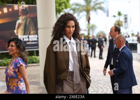 Cannes, Alpes-Maritimes, Francia. 14 maggio 2024. Il Festival di Cannes si svolgerà a Cannes, in Francia, dal 14 al 25 maggio 2024. Celebrità e influencer aspettano un trasferimento che li porterà dall'hotel Martinez al Red carpet del Festival del Cinema. (Credit Image: © Marina Takimoto/ZUMA Press Wire) SOLO PER USO EDITORIALE! Non per USO commerciale! Foto Stock