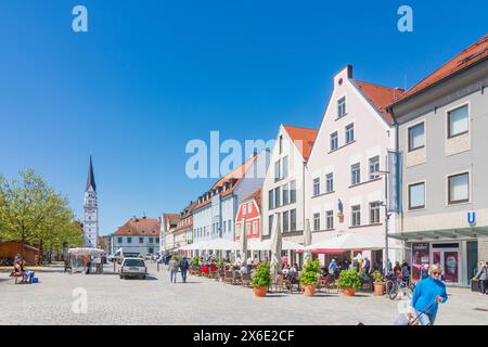 Pfaffenhofen an der ILM: Piazza Hauptplatz, chiesa di San Giovanni Battista a Oberbayern, Münchner Umland, alta Baviera, Bayern, Baviera, Germania Foto Stock