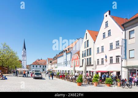 Pfaffenhofen an der ILM: Piazza Hauptplatz, chiesa di San Giovanni Battista a Oberbayern, Münchner Umland, alta Baviera, Bayern, Baviera, Germania Foto Stock