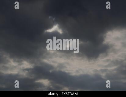 Nuvole buie e tempestose in estate vicino a Selby nel North Yorkshire nel Regno Unito Foto Stock