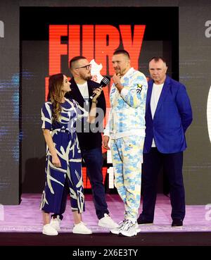Presentatore Ali Drew e Oleksandr Usyk durante i grandi arrivi cerimoniali al Boulevard City Music World, Riyadh, Arabia Saudita. Sabato 18 maggio si svolgerà la lotta per il titolo IBF, WBA, WBC e WBO tra Tyson Fury e Oleksandr Usyk. Data foto: Martedì 14 maggio 2024. Foto Stock