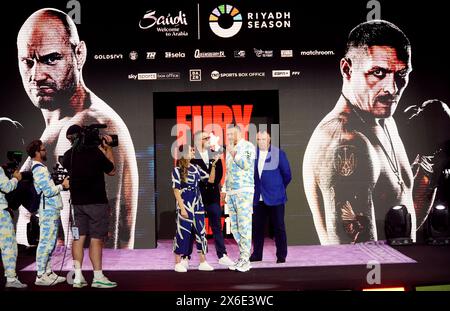 Presentatore Ali Drew e Oleksandr Usyk durante i grandi arrivi cerimoniali al Boulevard City Music World, Riyadh, Arabia Saudita. Sabato 18 maggio si svolgerà la lotta per il titolo IBF, WBA, WBC e WBO tra Tyson Fury e Oleksandr Usyk. Data foto: Martedì 14 maggio 2024. Foto Stock