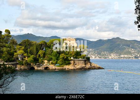 Il Castello paraggi (o Villa Bonomi Bolchini), costruito ai tempi della Repubblica di Genova (XVII sec.) per proteggere il Golfo del Tigullio, Portofino, Italia Foto Stock