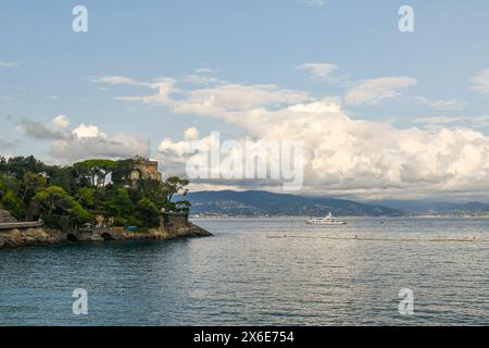 Vista del Golfo del Tigullio con il Castello paraggi (Villa Bonomi Bolchini) su una scogliera che si affaccia sul mare in estate, Portofino, Genova, Liguria, Italia Foto Stock