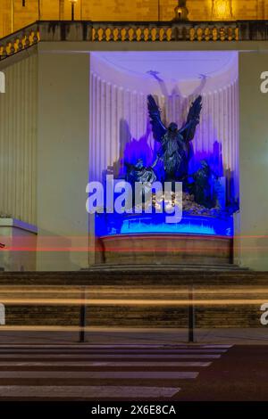 Monumento commemorativo di guerra di cospicua, Malta, con sentieri leggeri Foto Stock