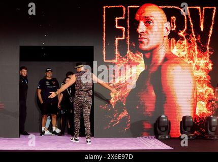 Tyson Fury e John Fury (centro all'ingresso) durante i grandi arrivi cerimoniali al Boulevard City Music World, Riyadh, Arabia Saudita. Sabato 18 maggio si svolgerà la lotta per il titolo IBF, WBA, WBC e WBO tra Tyson Fury e Oleksandr Usyk. Data foto: Martedì 14 maggio 2024. Foto Stock