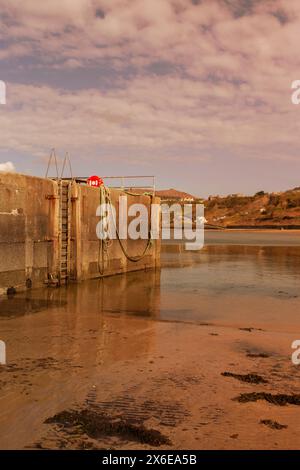 Porto sul mare a Porth Nefyn, Gwynedd, Galles del Nord. Preso con la bassa marea alla luce del sole serale Foto Stock