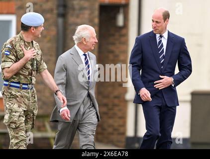 Middle Wallop, Inghilterra. REGNO UNITO. 13 maggio 2024. Re Carlo III e il principe Guglielmo, principe di Galles assistono alla consegna ufficiale in cui il re passa il ruolo di colonnello in capo dell'esercito al principe Guglielmo presso l'Army Aviation Centre . Crediti: Anwar Hussein/Alamy Live News Foto Stock