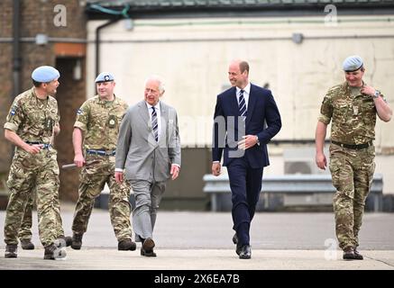 Middle Wallop, Inghilterra. REGNO UNITO. 13 maggio 2024. Re Carlo III e il principe Guglielmo, principe di Galles assistono alla consegna ufficiale in cui il re passa il ruolo di colonnello in capo dell'esercito al principe Guglielmo presso l'Army Aviation Centre . Crediti: Anwar Hussein/Alamy Live News Foto Stock