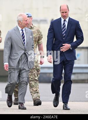 Middle Wallop, Inghilterra. REGNO UNITO. 13 maggio 2024. Re Carlo III e il principe Guglielmo, principe di Galles assistono alla consegna ufficiale in cui il re passa il ruolo di colonnello in capo dell'esercito al principe Guglielmo presso l'Army Aviation Centre . Crediti: Anwar Hussein/Alamy Live News Foto Stock