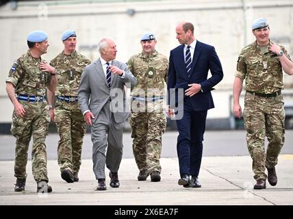 Middle Wallop, Inghilterra. REGNO UNITO. 13 maggio 2024. Re Carlo III e il principe Guglielmo, principe di Galles assistono alla consegna ufficiale in cui il re passa il ruolo di colonnello in capo dell'esercito al principe Guglielmo presso l'Army Aviation Centre . Crediti: Anwar Hussein/Alamy Live News Foto Stock