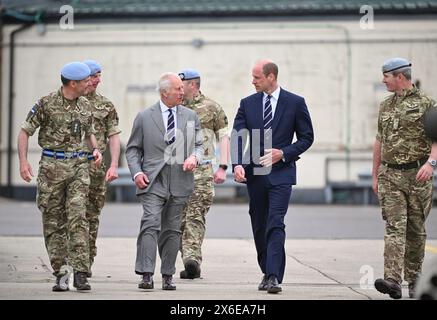 Middle Wallop, Inghilterra. REGNO UNITO. 13 maggio 2024. Re Carlo III e il principe Guglielmo, principe di Galles assistono alla consegna ufficiale in cui il re passa il ruolo di colonnello in capo dell'esercito al principe Guglielmo presso l'Army Aviation Centre . Crediti: Anwar Hussein/Alamy Live News Foto Stock