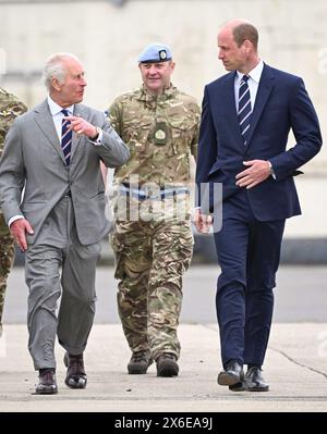 Middle Wallop, Inghilterra. REGNO UNITO. 13 maggio 2024. Re Carlo III e il principe Guglielmo, principe di Galles assistono alla consegna ufficiale in cui il re passa il ruolo di colonnello in capo dell'esercito al principe Guglielmo presso l'Army Aviation Centre . Crediti: Anwar Hussein/Alamy Live News Foto Stock