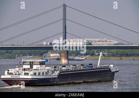 Der Rhein bei Düsseldorf, Frachtschiff, Theodor-Heuss-Brücke, im Hintergrund die Merkur Spiel Arena, Fußballstadion, NRW, Deutschland, Rhein Düsseldorf *** il Reno vicino a Düsseldorf, nave cargo, Theodor Heuss Bridge, sullo sfondo la Merkur Spiel Arena, stadio di calcio, NRW, Germania, Reno Düsseldorf Foto Stock