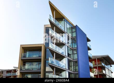 Bristol, Inghilterra - 30 marzo 2024: Casa moderna colorata nell'area di Wapping Wharf Harbourside nella città di Bristol Foto Stock