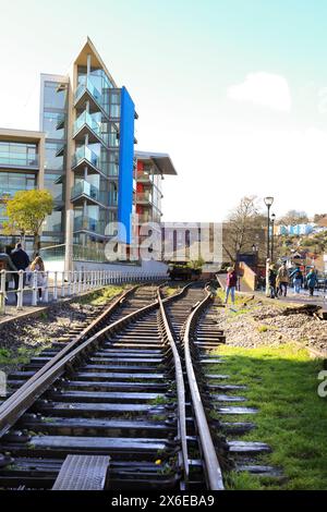 Bristol, Inghilterra - 30 marzo 2024: Casa moderna colorata nell'area di Wapping Wharf Harbourside nella città di Bristol Foto Stock