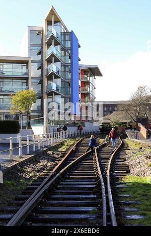 Bristol, Inghilterra - 30 marzo 2024: Casa moderna colorata nell'area di Wapping Wharf Harbourside nella città di Bristol Foto Stock