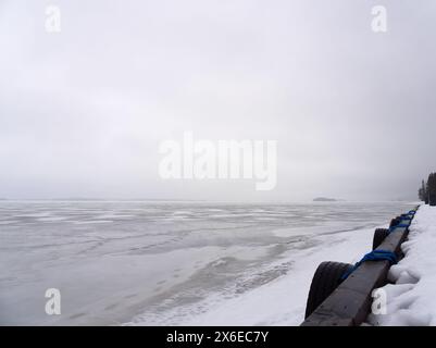 Lago ghiacciato e paesaggio portuale con nebbia. Foto di alta qualità Foto Stock