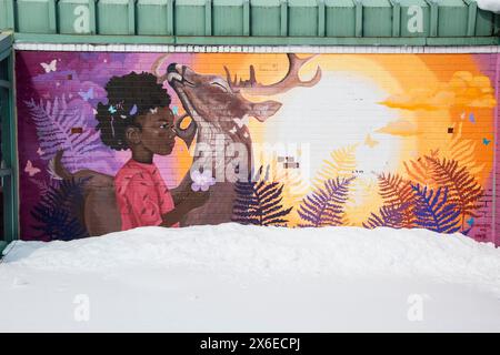 Colorato murale di ragazza nera con un cervo nell'edificio della biblioteca pubblica di Chatham a Miramichi, New Brunswick, Canada Foto Stock