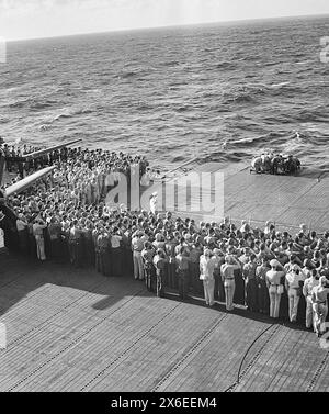 Tutte le mani partecipano ai riti di sepoltura per due membri dell'equipaggio a bordo della USS Lexington, CV-16, novembre 1943 Foto Stock