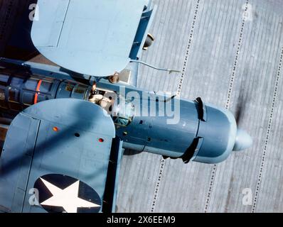 Vista dall'alto del pilota che riscalda il SB2C prima del decollo dalla USS Lexington (CV-16) durante l'azione militare, giugno 1943 Foto Stock