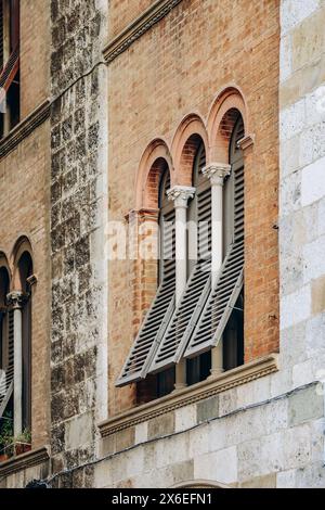 Primo piano di una facciata storica nel centro di Pisa, in Toscana, Italia centrale Foto Stock